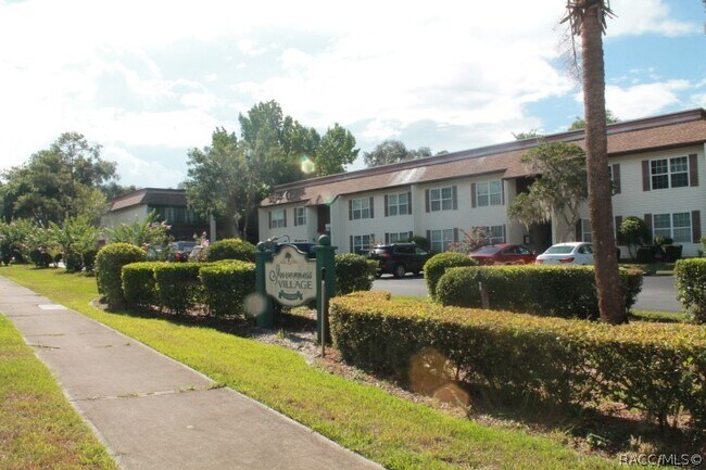 Foto del edificio - 2400 Forest Dr