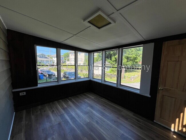 Foto del edificio - 345 W Thames St