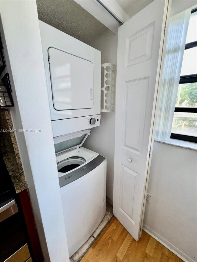 Building Photo - 2762 W 60th St