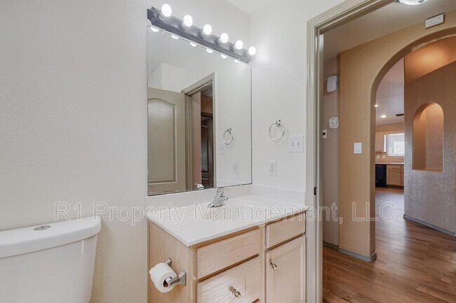 Foto del edificio - 745 Valley Meadows Dr