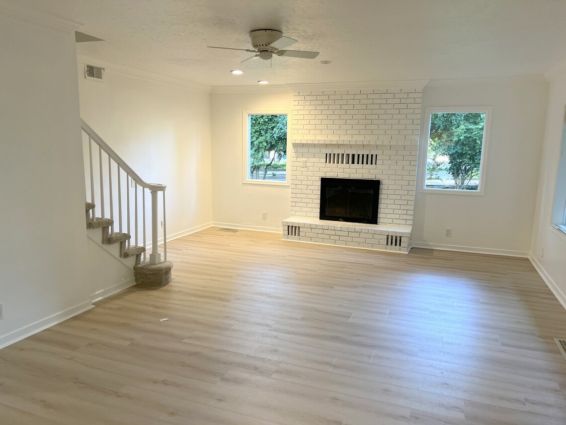 living room w/back to kitchen - 4662 Carman Dr