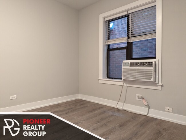 Building Photo - 423 W Belden Ave