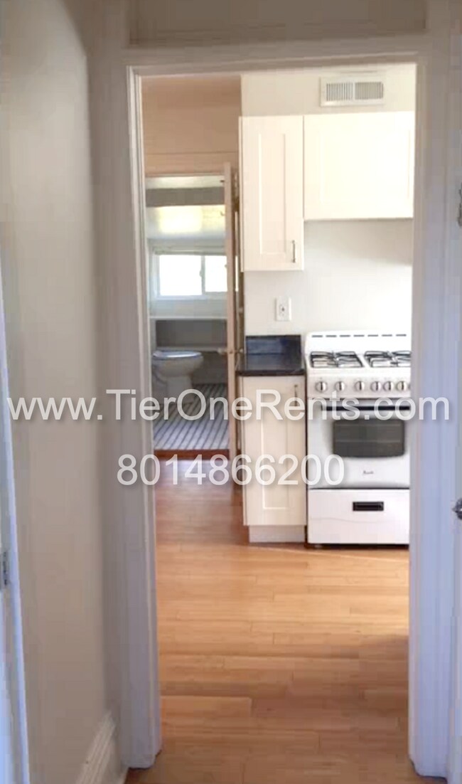 Building Photo - Quiet Upstairs Apartment in pleasant desir...