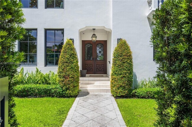 Foto del edificio - 5728 Pine Tree Dr