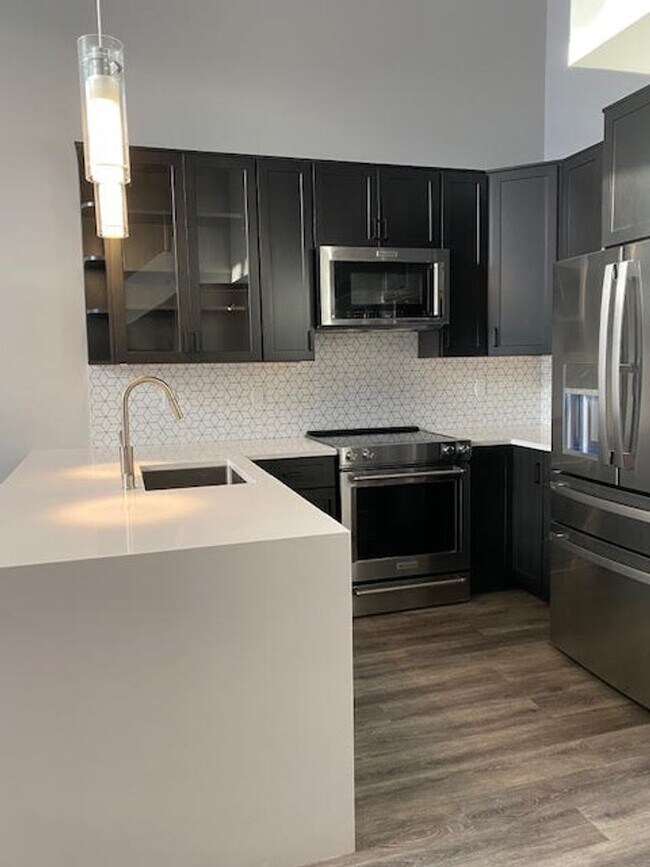 Foto del edificio - HUGE, remodeled 2 Level 2br/2Ba Loft, Park...