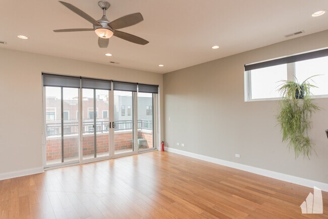 Foto del edificio - 2248 W Irving Park Rd