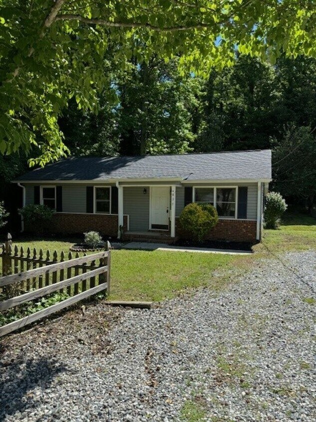 Primary Photo - 3 bedroom 2 bath house! available now