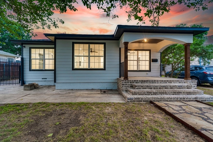 Photo - 4728 Houghton Avenue Unit