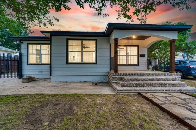 Photo - 4728 Houghton Avenue Unit House
