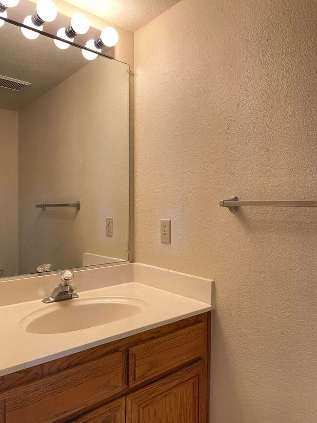 Foto del edificio - Lovely 2 Story Home in the Heart of Laguna.