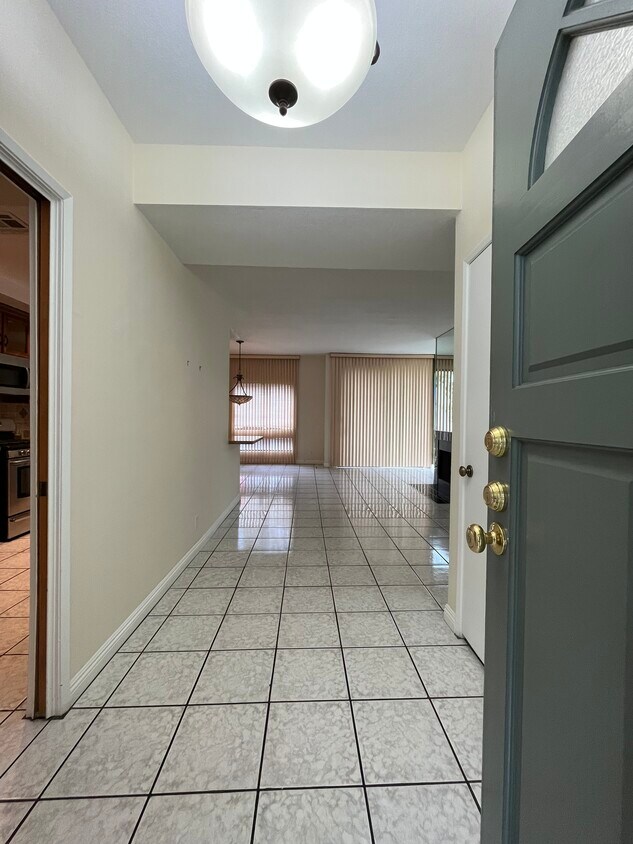 Entrance to condominium. - 431 S Kingsley Dr