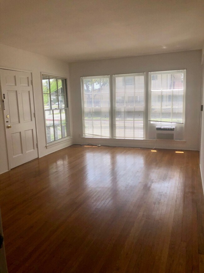 Building Photo - 1000 W Glenoaks Blvd