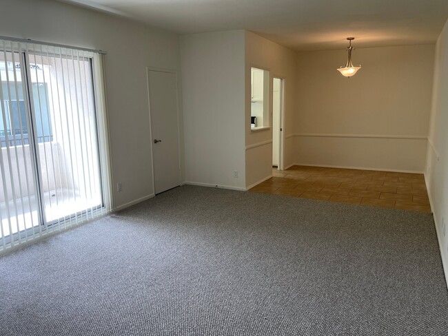 Building Photo - 1122 S Clark Dr