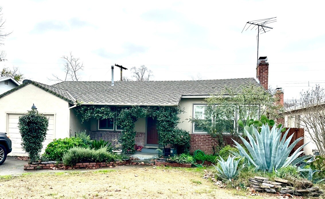Primary Photo - 5966-5911 11th Ave