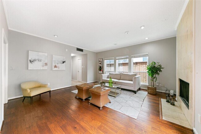 Building Photo - 2413 Potomac Dr