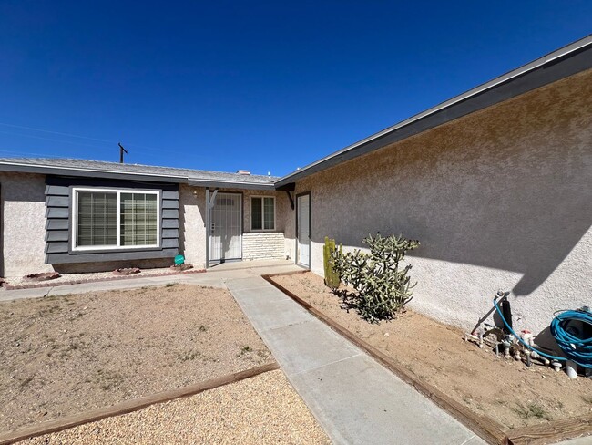 Building Photo - 4 Bedroom 1.5 Bathroom House with 2 Car Ga...