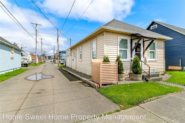 Building Photo - 2 br, 1 bath House - 208 N Washington Street