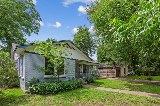 Building Photo - Nicely Updated 3/2 in Hyde Park