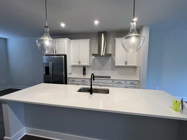 Building Photo - 584 Hazel Dr