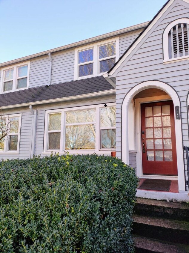 Foto principal - Summer Special-$300 Off-Beautiful Three St...