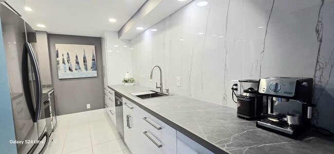 Foto del edificio - 1200 Hibiscus Ave