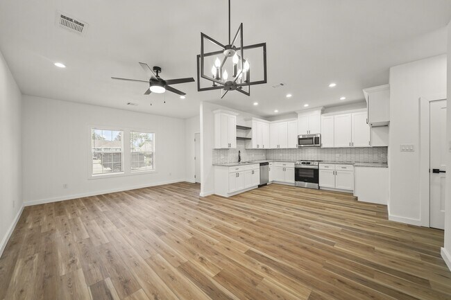 Foto del edificio - 6206 Lyndhurst Dr