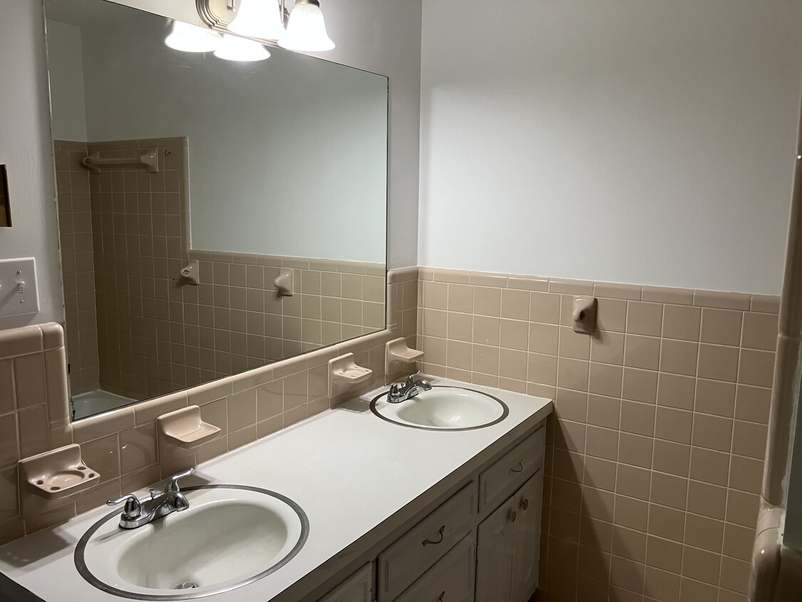 Hall bathroom - 3608 Red Bud St