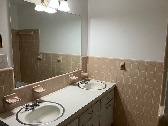 Hall bathroom - 3608 Red Bud St