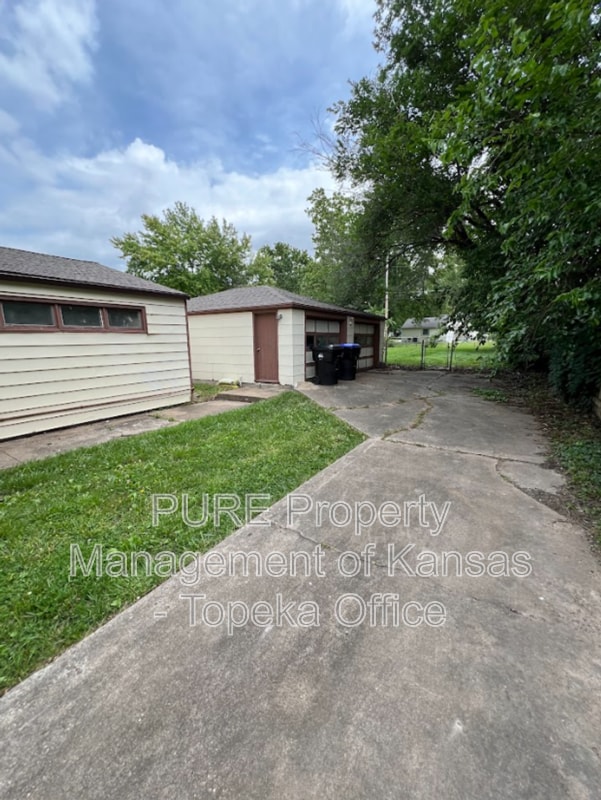 Building Photo - 1816 SW Moundview Dr