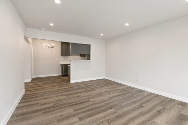 unit 5 living - 2401 S Sycamore