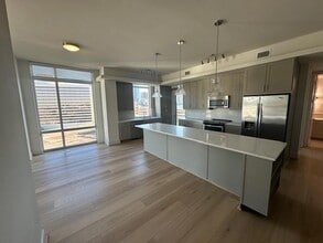 Building Photo - 214 Barton Springs Rd