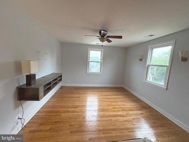 Foto del edificio - 1708 Hall Ave