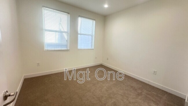 Foto del edificio - 2379 Scholarship