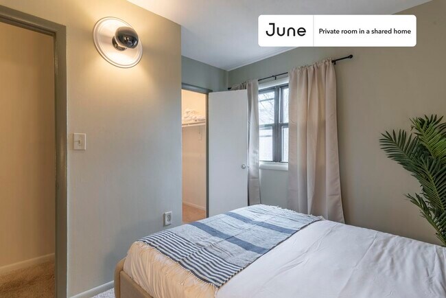 Building Photo - Private bedroom in 5 bed/2 bath Home