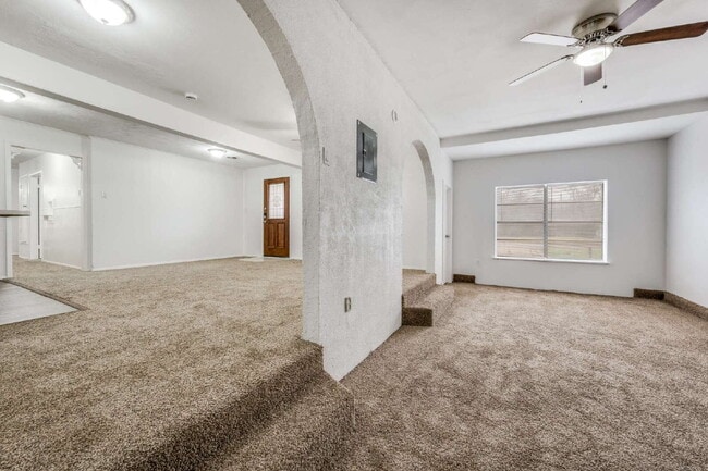 Foto del edificio - Spacious 4-Bed, 2-Bath Home with Two Living Areas and Huge Shaded Yard – Minutes to UNT/TWU