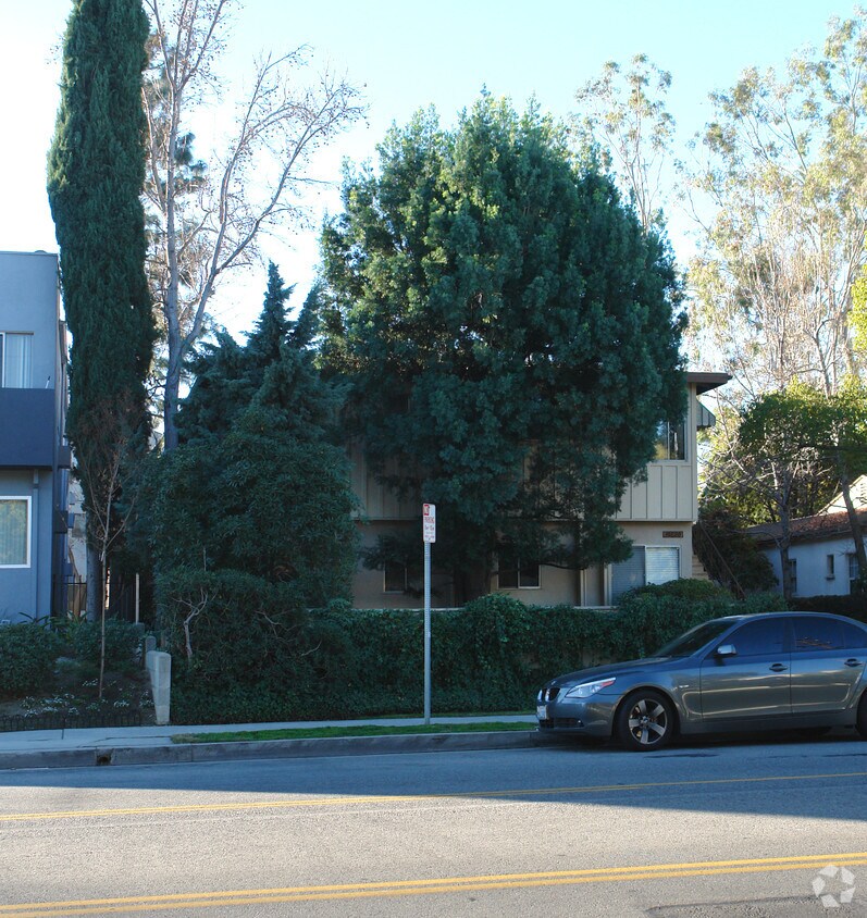 tree obstruction no side or rear access - 10820 Camarillo St