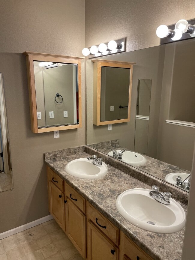 Foto del edificio - "Spacious 3-Bedroom Condo Retreat with Cozy Fireplace in Denver's Desirable Locale!"