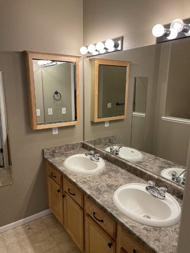 Building Photo - "Spacious 3-Bedroom Condo Retreat with Cozy Fireplace in Denver's Desirable Locale!"