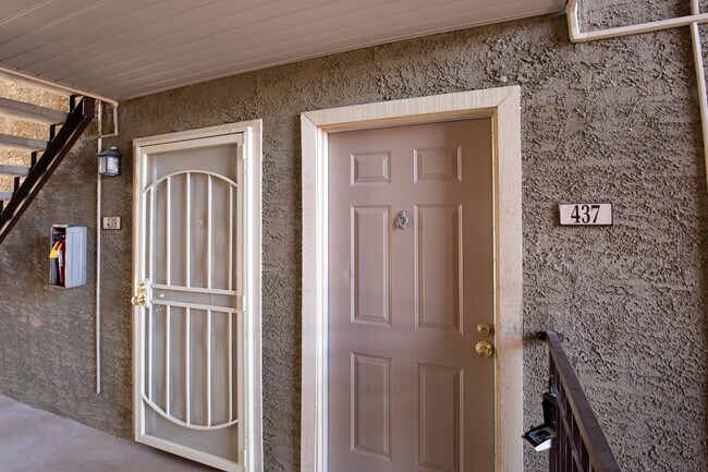 Foto del edificio - First floor unit in guard gated SW communi...
