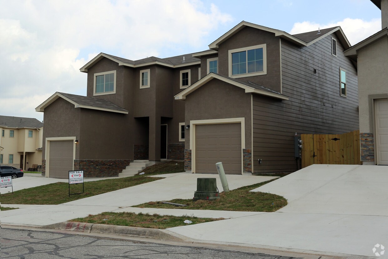 8710 Azul Sky Apartments in Converse, TX