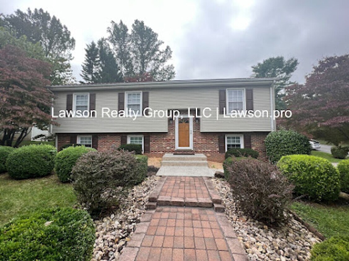 Foto principal - Beautiful Cave Spring Split Level with Bac...