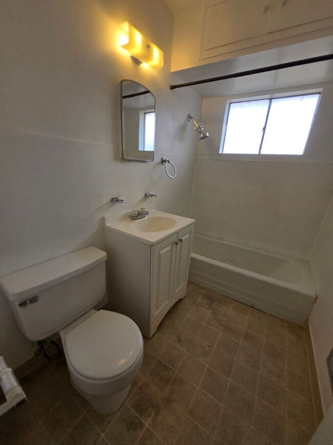 Building Photo - 1 Bedroom Duplex