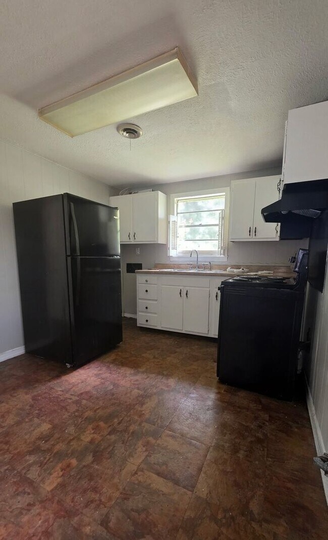 Building Photo - Nice Home with Fenced Backyard