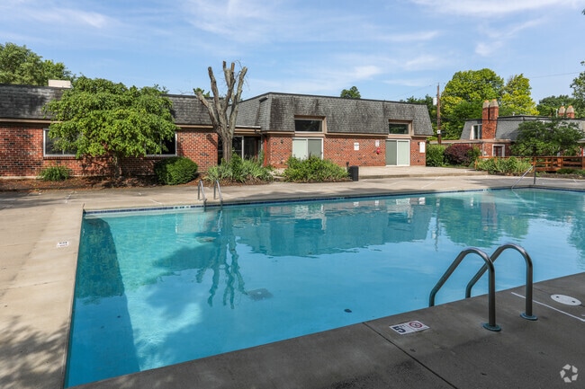 Onsite Swimming Pool - Arbor Pointe