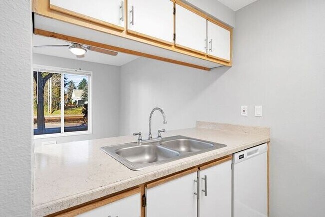 Foto del edificio - Spacious 2 Bed, 1.5 Bath. townhome with Washer and Dryer!