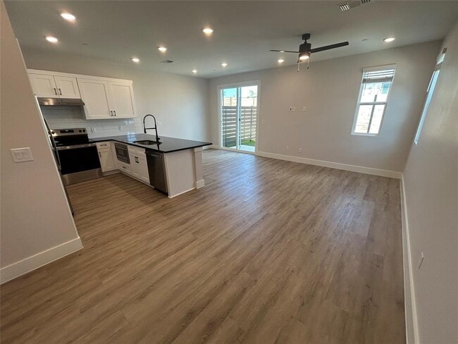Building Photo - 7600 Strong Bow Ct