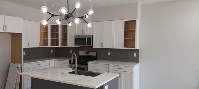 Foto del edificio - COMING SOON.... Newer 3 bedroom, 2.5 bath townhome!