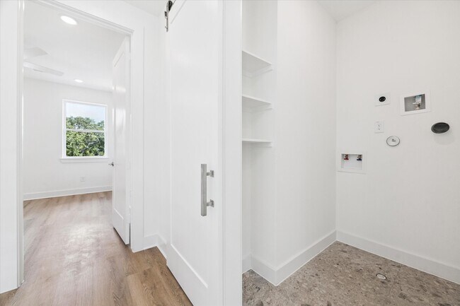 Foto del edificio - 6341 W Montgomery Rd