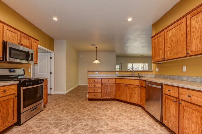 Building Photo - Beautiful home near Willow Lake!
