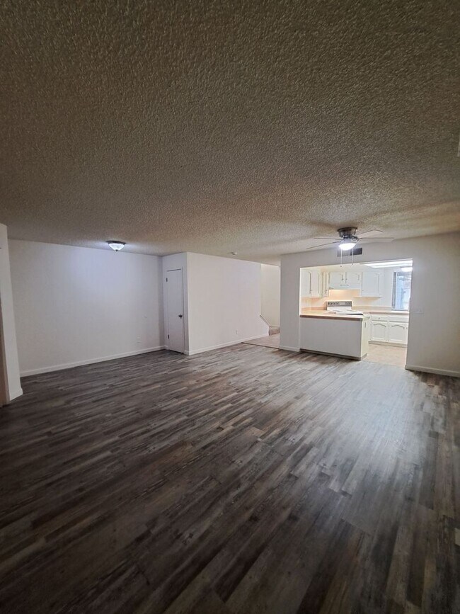 Foto del edificio - Stunning 2 Story Home with 3BR and a Backyard-Available Now!